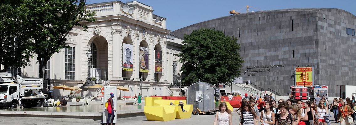 Es vereint auf 90.000 Quadratmetern etablierte Kulturinstitutionen wie das Leopold Museum, die Kunsthalle oder das Museum Modernder Kunst mit stärker am Zeitgeist orientierten Initiativen zu Medienkunst oder Design.