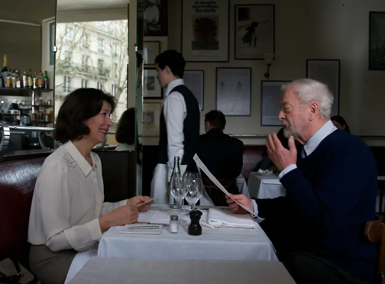 mr-morgans-last-love-Matthew-Morgan-Michael-Caine-bei-seinem-woechentlichen-Lunch-mit-einer-Freundin-Anne-Alvaro