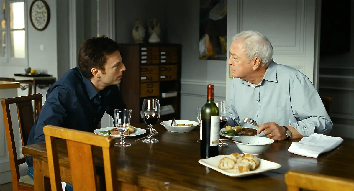 mr-morgans-last-love-Miles-Justin-Kirk-und-sein-Vater-Matthew-Morgan-Michael-Caine-sprechen-ueber-ihre-Schwierigkeiten