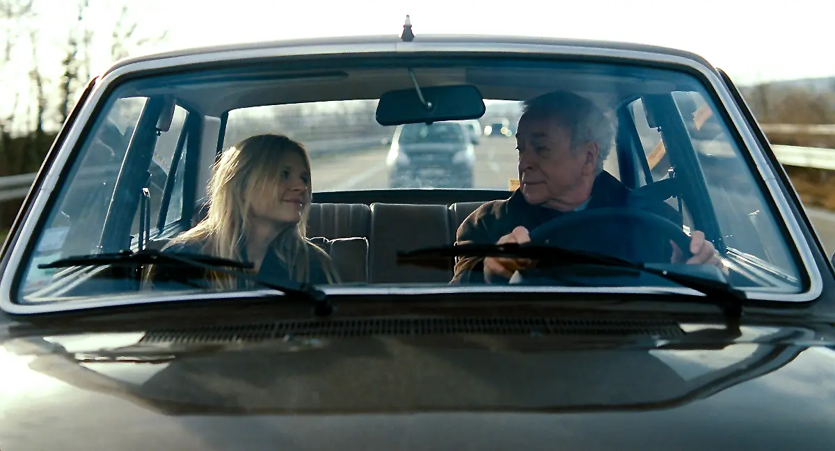mr-morgans-last-love-Matthew-Morgan-Michael-Caine-und-Pauline-Clemence-Poesy-auf-der-Fahrt-zum-Landhaus