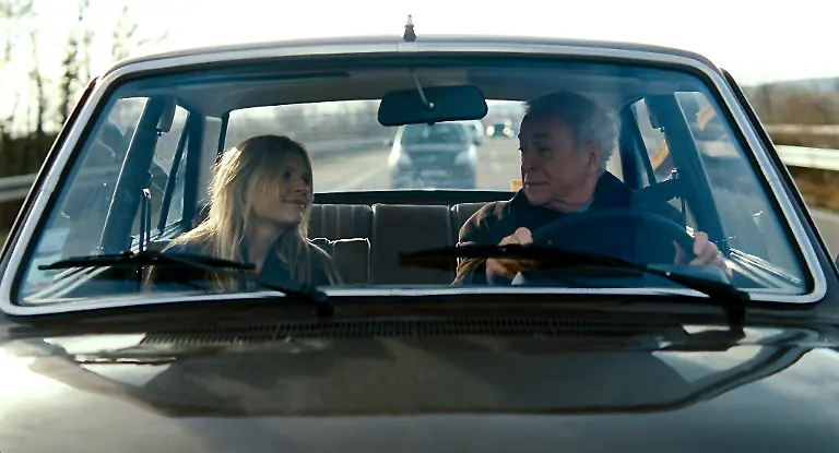 mr-morgans-last-love-Matthew-Morgan-Michael-Caine-und-Pauline-Clemence-Poesy-auf-der-Fahrt-zum-Landhaus