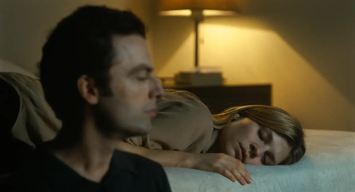 mr-morgans-last-love-Miles-Justin-Kirk-und-Pauline-Clemence-Poesy-im-Hotelzimmer