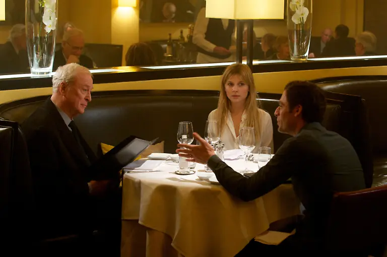 mr-morgans-last-love-Matthew-Morgan-Michael-Caine-und-sein-Sohn-Miles-Justin-Kirk-mit-Pauline-Clemence-Poesy-im-Restaurant