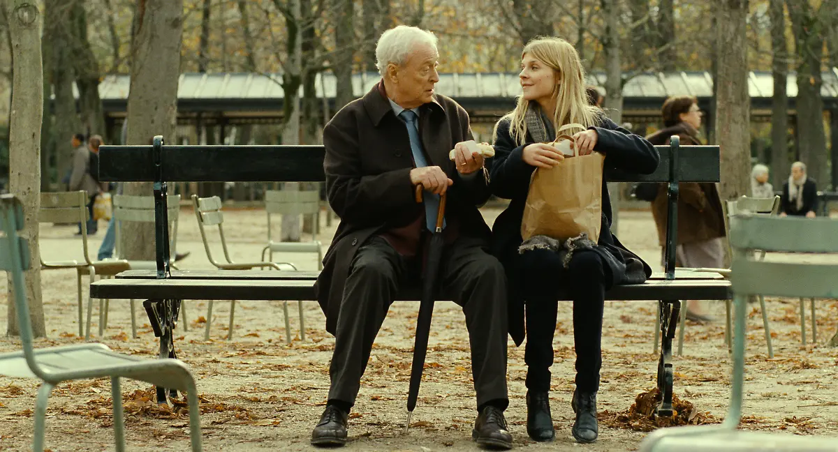 mr-morgans-last-love-Matthew-Morgan-Michael-Caine-und-Pauline-Clemence-Poesy-beim-gemeinsamen-Picknick-im-Park
