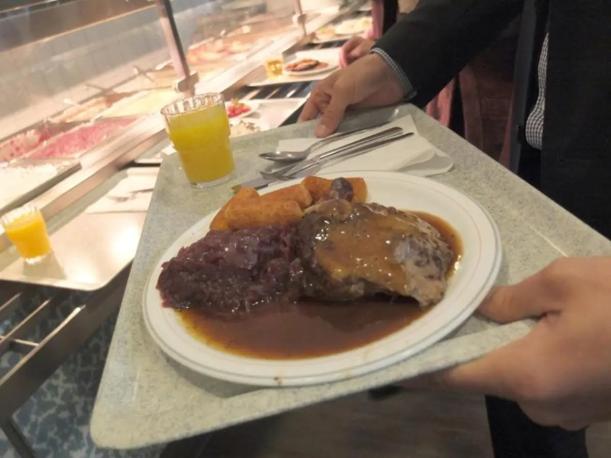 Vorsichtig-Auch-in-einer-Kantine-kann-es-zu-Unfaellen-kommen-Nicht-immer-ist-dann-klar-wer-fuer-den-Schaden-aufkommen-muss