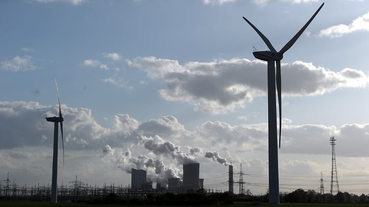 Windräder vor dem RWE-Kohlekraftwerk in Niederaussem bei Pulheim.