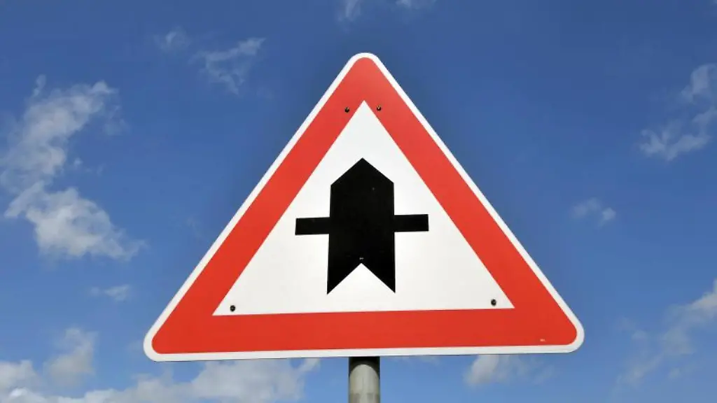 Wer-Vorfahrt-hat-und-nach-kurzem-Blinken-doch-geradeaus-faehrt-muss-bei-einem-Unfall-fuer-den-entstandenen-Schadens-mitaufkommen