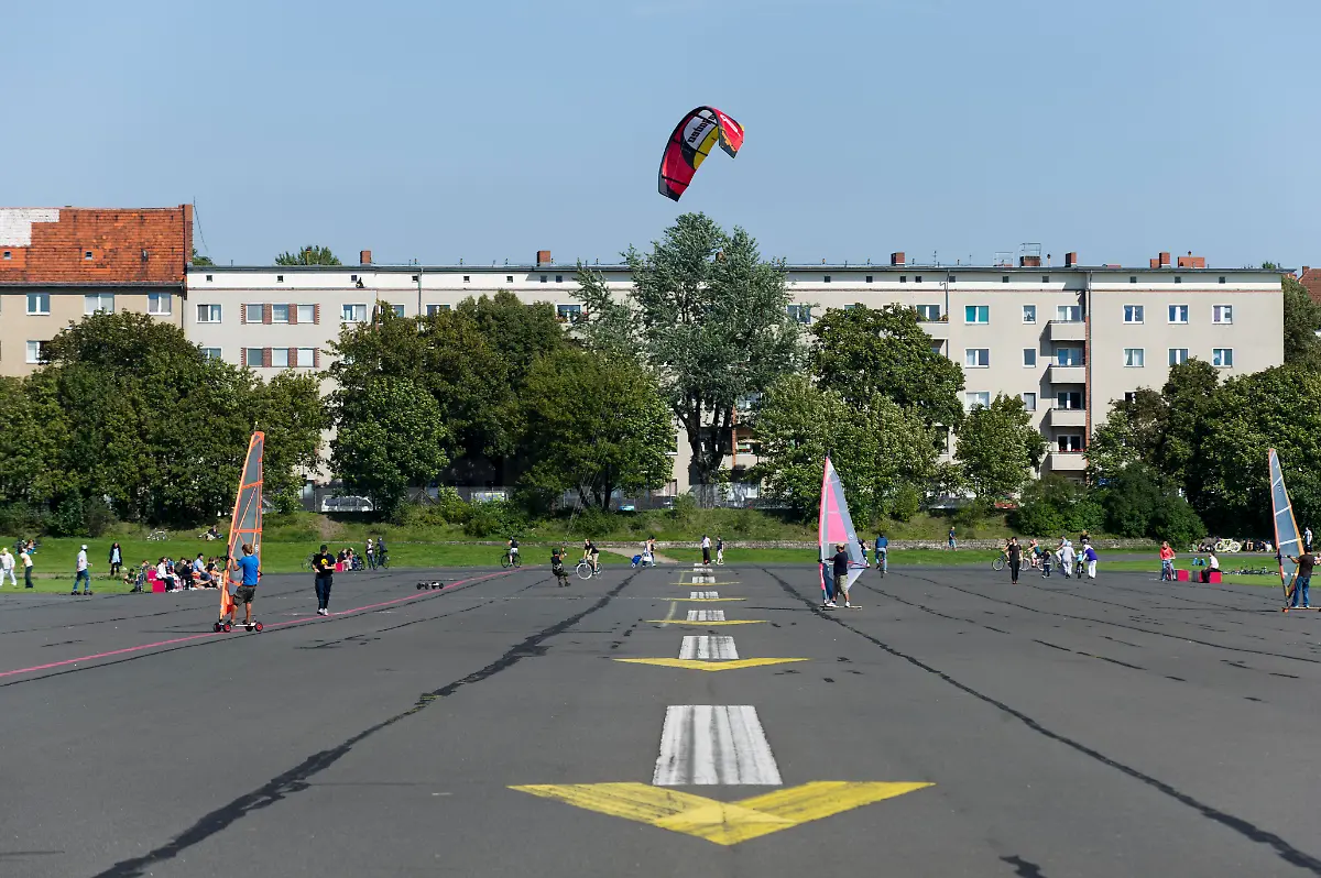 Blick-ueber-die-Landebahn-nach-Neukoelln