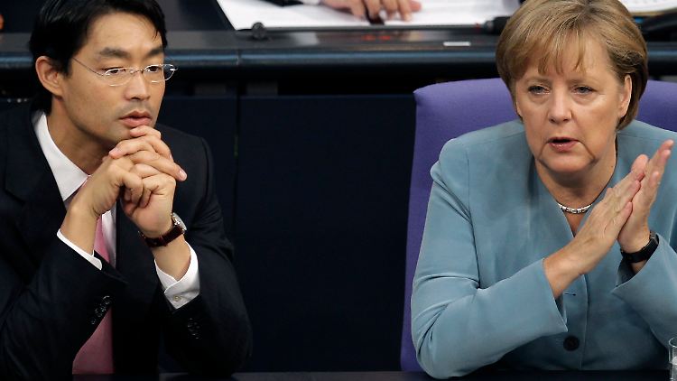 Was soll da noch kommen? Kanzlerin Merkel und Vizekanzler Rösler in der Bundestagsdebatte zum Atomausstieg.
