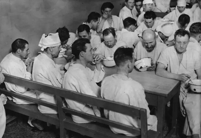 Bundesarchiv-Bild-183-R96268-Berlin-Froebelstrasse-Speisesaal-im-Obdachlosenasyl