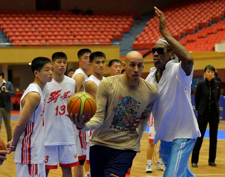 2014-01-09T064101Z-1916457231-GM1EA1913WI01-RTRMADP-3-KOREA-NORTH-RODMAN-JPG8868812942488875104