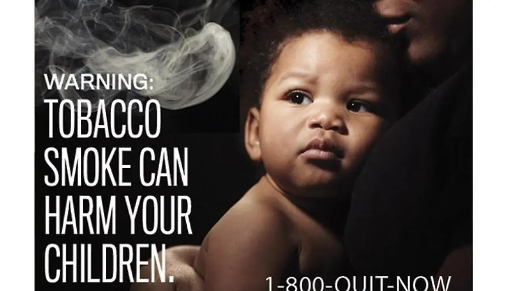 Der-Hinweis-auf-einer-Zigarettenpackung-warnt-davor-dass-Tabakqualm-auch-die-eigenen-Kinder-schaedigen-kann