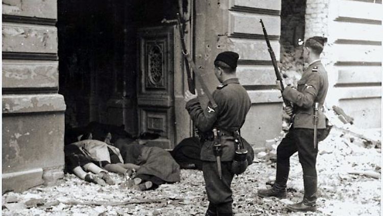 Trawniki im Warschauer Ghetto. Das Foto von Jürgen Stroop wurde in einem Bericht an Heinrich Himmler vom Mai 1943 verwendet.