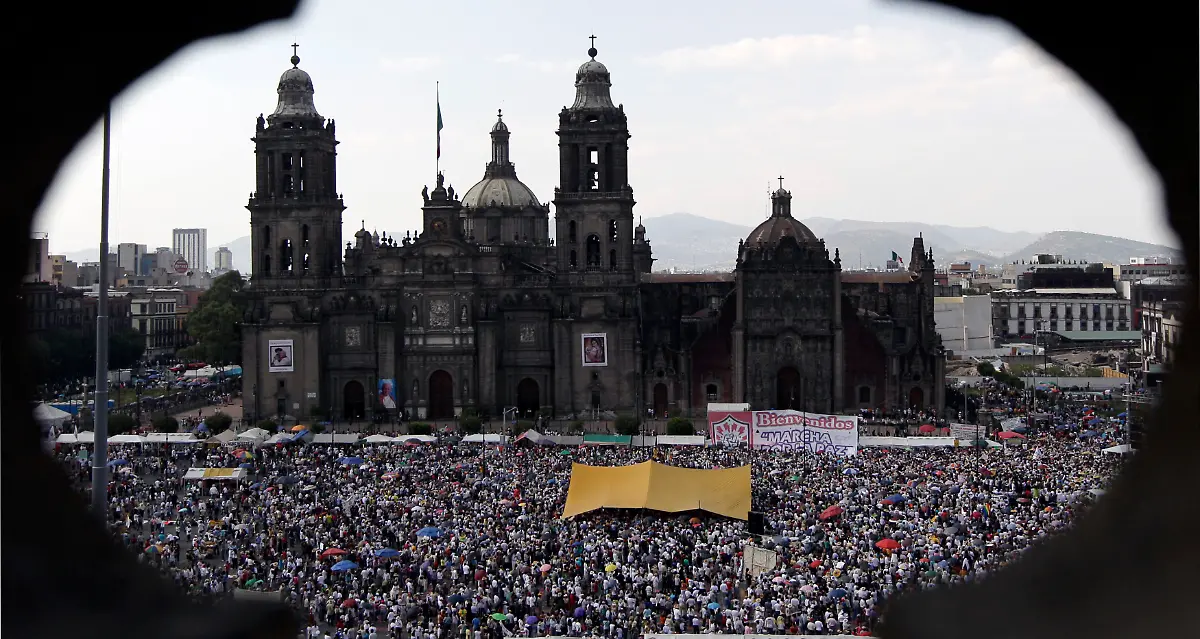 mai-2011-riesendemo-am-zocalo