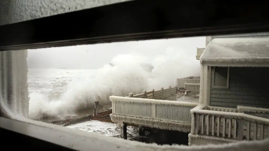 2014-01-03T182758Z-1984826162-GM1EA1406P501-RTRMADP-3-USA-WEATHER-JPG6897936033879565037