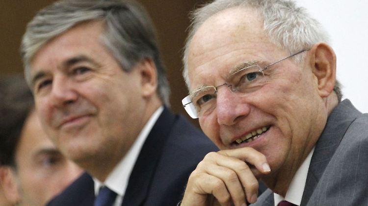 Der Ex-Bankchef Josef Ackermann (l.) und der heutige Finanzminister Schäuble kennen sich seit langem. 