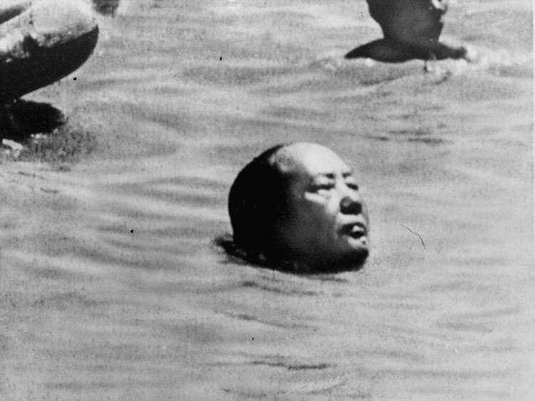 Mao schwimmt 1966 durch den Jangtsekiang. Danach beginnt die "Kulturrevolution".