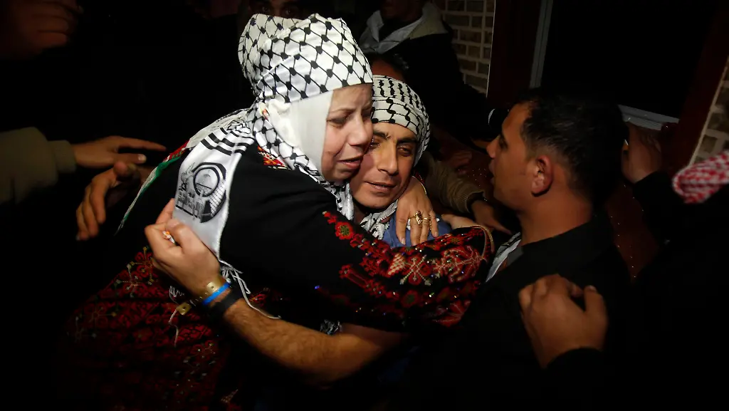 2013-12-31T042743Z-10323486-GM1E9CV0YIN01-RTRMADP-3-PALESTINIANS-ISRAEL-JPG4294721659905188176