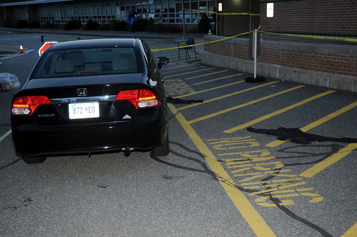 2013-12-27T234413Z-2000019471-GM1E9CS0LDX01-RTRMADP-3-USA-SHOOTING-NEWTOWN-JPG189021365448334170