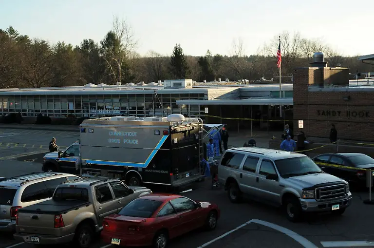 2013-12-27T234129Z-662402968-GM1E9CS0LAS01-RTRMADP-3-USA-SHOOTING-NEWTOWN-JPG3003982404671170038