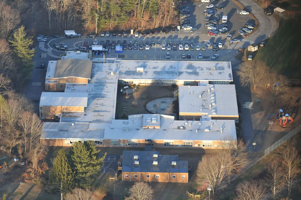 2013-12-28T005938Z-2024127520-GM1E9CS0OQW01-RTRMADP-3-USA-SHOOTING-NEWTOWN-JPG3494478278582409922