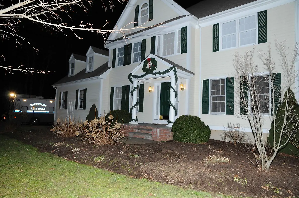 2013-12-28T020417Z-242223726-GM1E9CS0RWD01-RTRMADP-3-USA-SHOOTING-NEWTOWN-JPG6516623910160867880