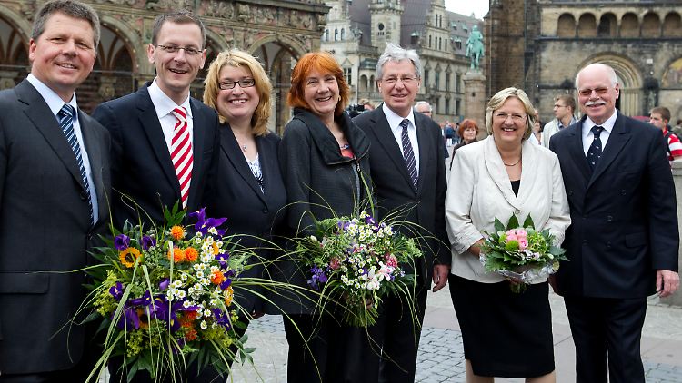Der rot-grüne Senat von Bremen (Böhrnsen ist Dritter von rechts).