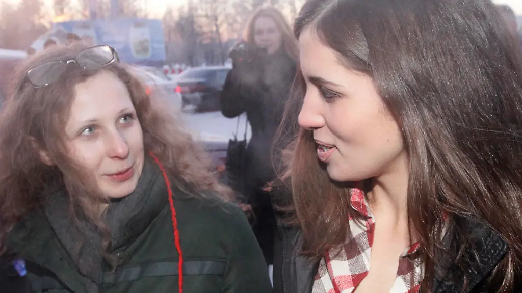 2013-12-24T060045Z-1719628181-GM1E9CO12TQ01-RTRMADP-3-RUSSIA-PUSSYRIOT-RELEASE-JPG5586026154947643333