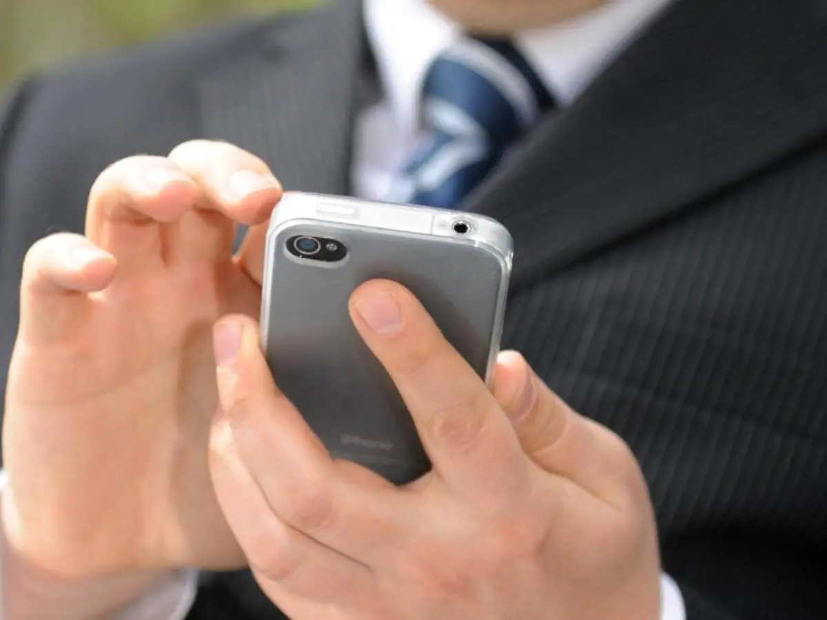 Ein-Chef-darf-seinen-krankgeschriebenen-Mitarbeiter-laut-einem-Gerichtsurteil-in-der-Oeffentlichkeit-fotografieren