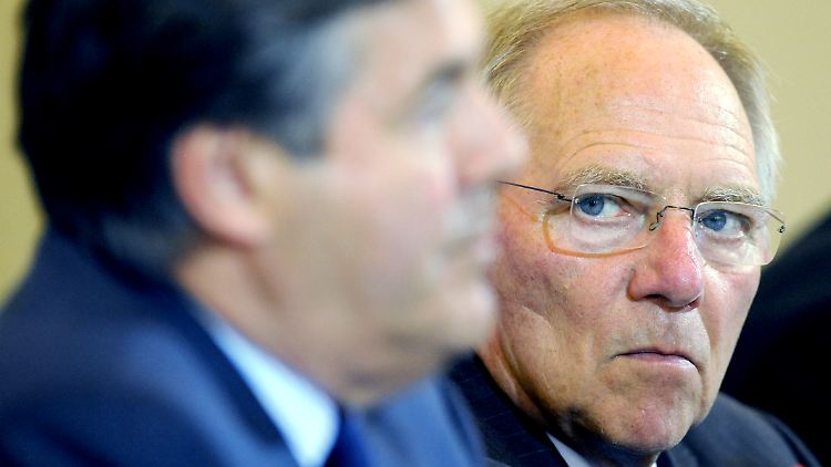 Deutsche-Bank-Chef Ackermann und Bundesfinanzminister Schäuble: Beteiligung der Banken an Athen-Hilfen ja, aber wie? Details bleiben offen. 