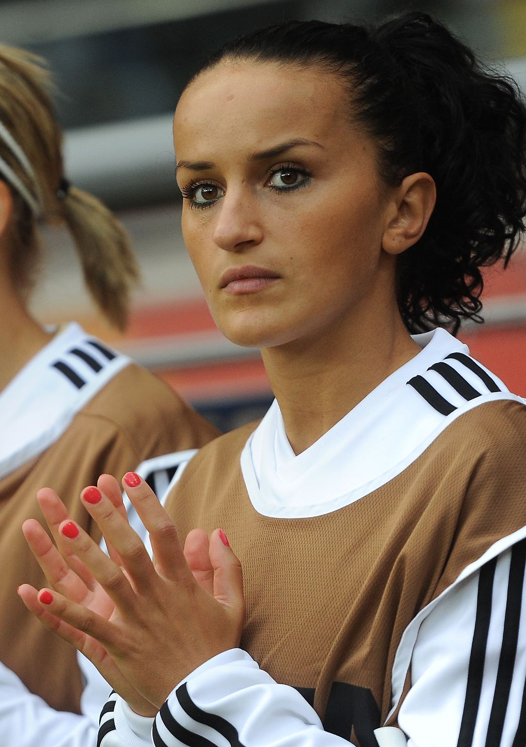 Fußball-Nationalspielerin Lira Bajramaj hat nicht nur gern Haare, Gesicht und Fingernägel schön.