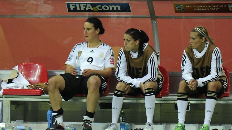 Kapitänin auf der Bank: Birgit Prinz ist gegen Frankreich aus der deutschen Startelf gefallen.