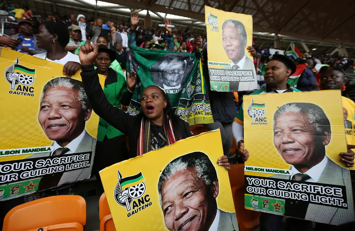 2013-12-10T121917Z-1896530863-GM1E9CA1KB501-RTRMADP-3-MANDELA-JPG9081714132884944412