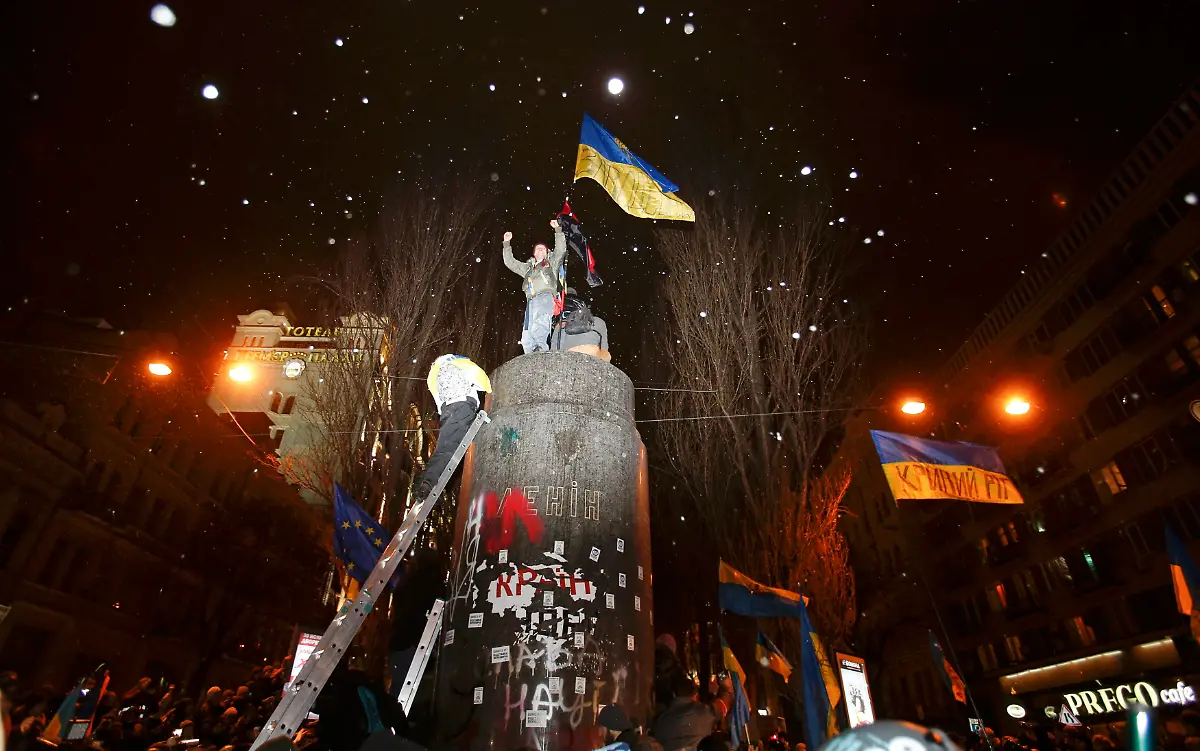 2013-12-08T172516Z-1874318233-LR1E9C81CDUPT-RTRMADP-3-UKRAINE-LENIN-JPG2019220473325505118