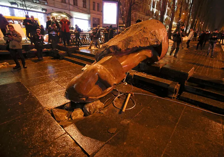 2013-12-08T171517Z-572130966-LR1E9C81BX6PJ-RTRMADP-3-UKRAINE-LENIN-JPG4796408982034804707