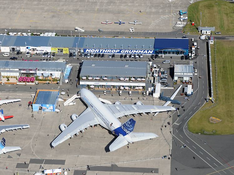 Luftaufnahme von der Pariser Luftfahrtmesse in Le Bourget. In der Mitte ein Airbus A380.