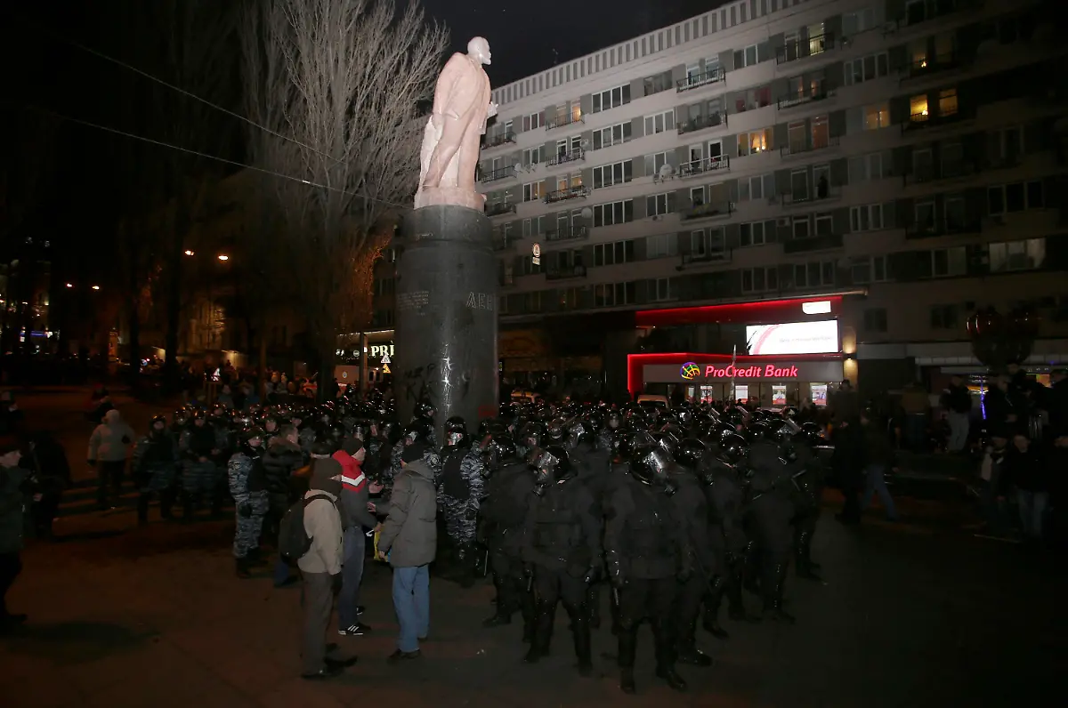 2013-12-01T211732Z-796921984-GM1E9C20EMT01-RTRMADP-3-UKRAINE-EU-JPG4994898636428208466