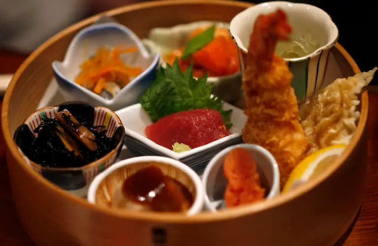 2013-12-05T113015Z-621621800-GM1E9C51I1X01-RTRMADP-3-JAPAN-JPG8934277050755967422