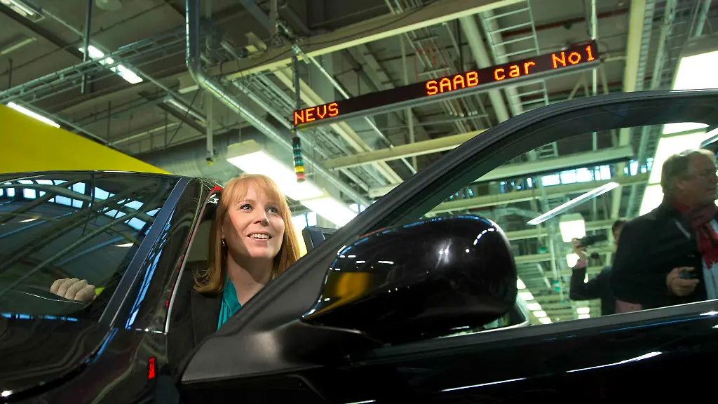 2013-12-02T174312Z-1364345526-GM1E9C303SF01-RTRMADP-3-SAAB-PRODUCTION-JPG6356353207571955624