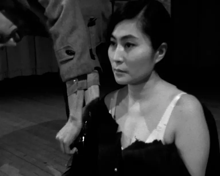 Yoko-Ono-Cut-Piece-Standbild004