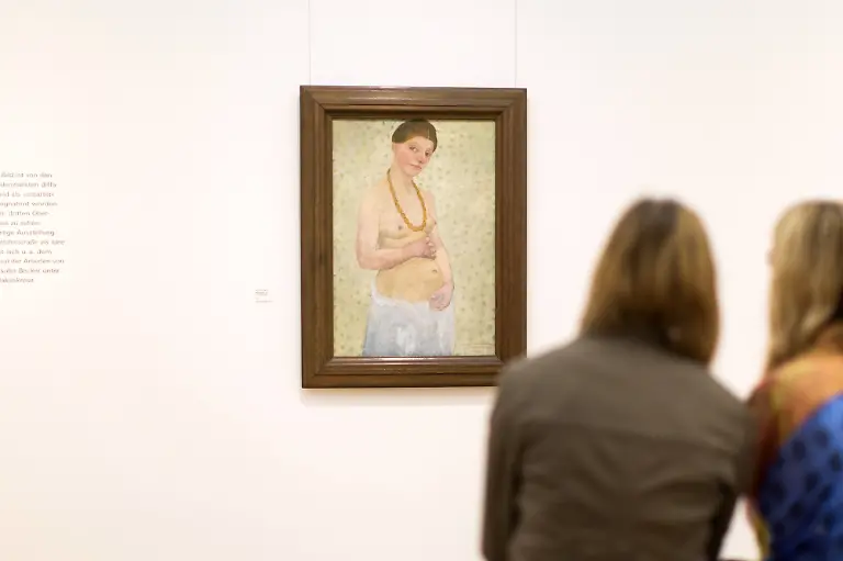 Besucher-vor-Paula-Modersohn-Beckers-Selbstbildnis-am-6-Hochzeitstag-Foto-freiraumfotografie-Brem