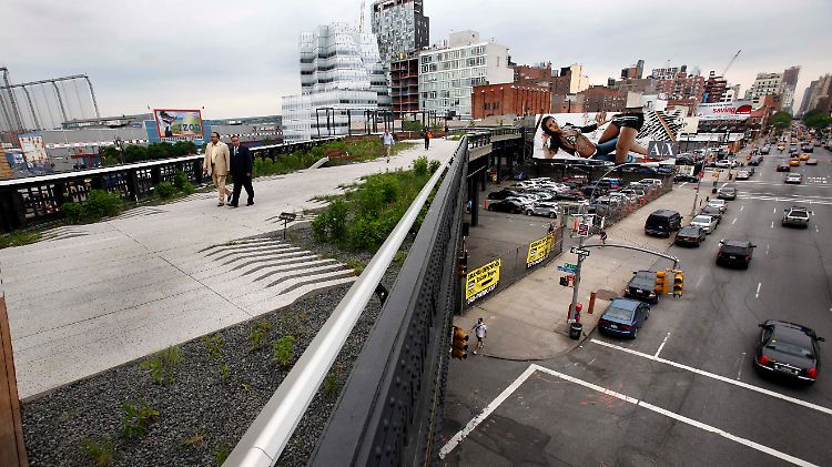 Spaziergänger auf dem High Line Park in New York.