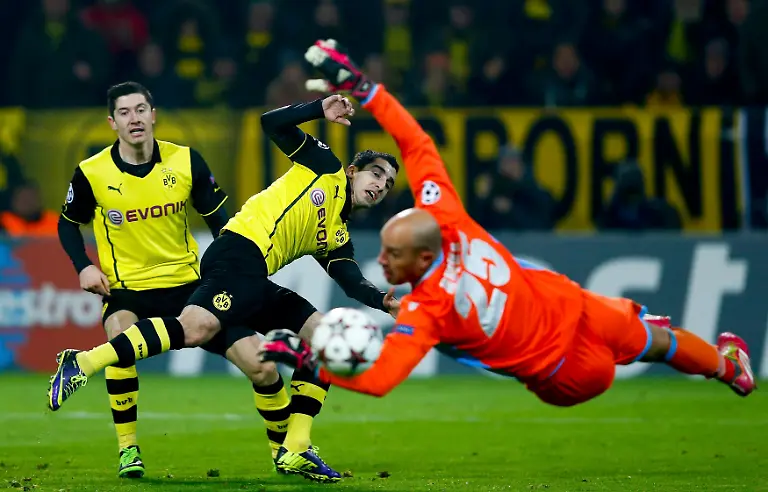 2013-11-26T211434Z-401089172-LR1E9BQ1N006C-RTRMADP-3-SOCCER-CHAMPIONS-JPG4639139894376988457