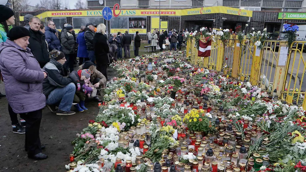 2013-11-24T113008Z-1981570641-GM1E9BO1I2G01-RTRMADP-3-LATVIA-COLLAPSE-JPG4868020154096387898