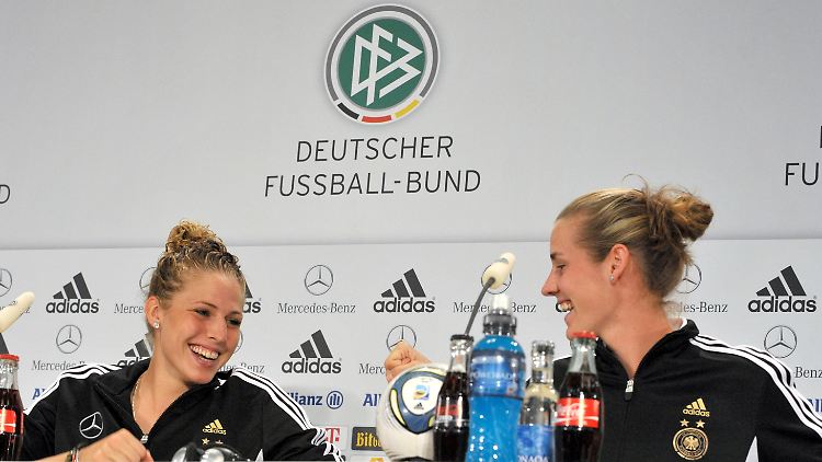 Welcher Druck? Zumindest äußerlich wirkten Kim Kulig (links) und Simone Laudehr auf der heutigen Pressekonferenz gelassen.