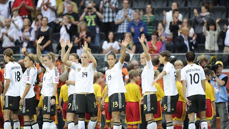 Banger Blick in die Zuschauer oder pure Konzentration? Die Gesichter der Spielerinnen vor dem Spiel gegen Nigeria.