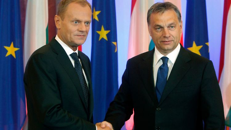In Warschau traf Polens Miinisterpräsident Tusk (links) Ungarns Staatschef Orban zur Wachablösung.