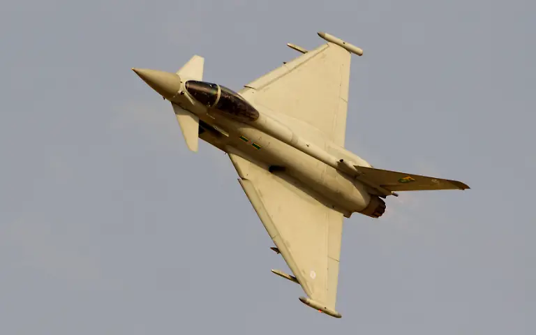 2013-11-18T142635Z-122637357-GM1E9BI1Q3301-RTRMADP-3-AIRSHOW-DUBAI-JPG1043691119421511277