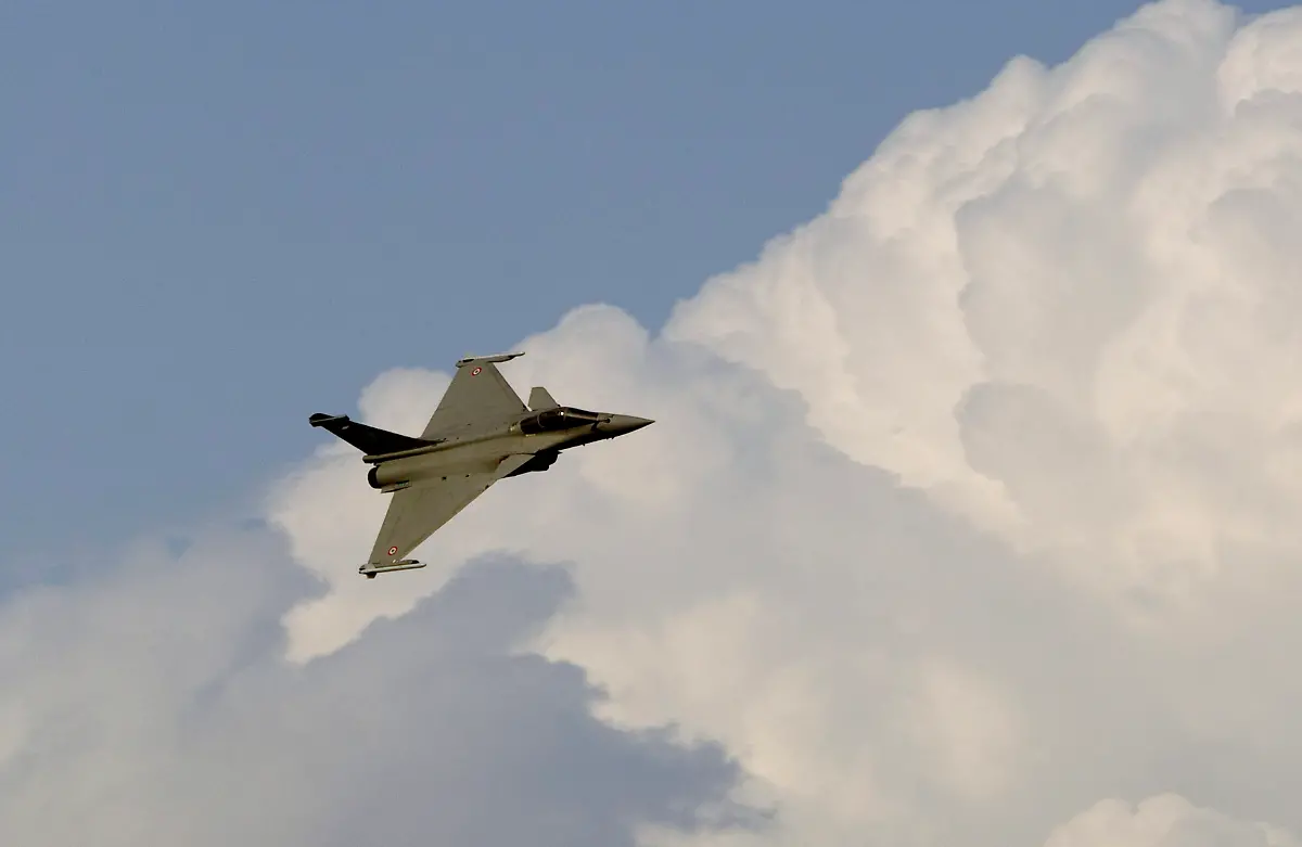 2013-11-18T141908Z-162004468-GM1E9BI1PW401-RTRMADP-3-AIRSHOW-DUBAI-JPG711558356009522985