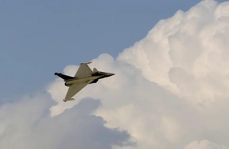 2013-11-18T141908Z-162004468-GM1E9BI1PW401-RTRMADP-3-AIRSHOW-DUBAI-JPG711558356009522985